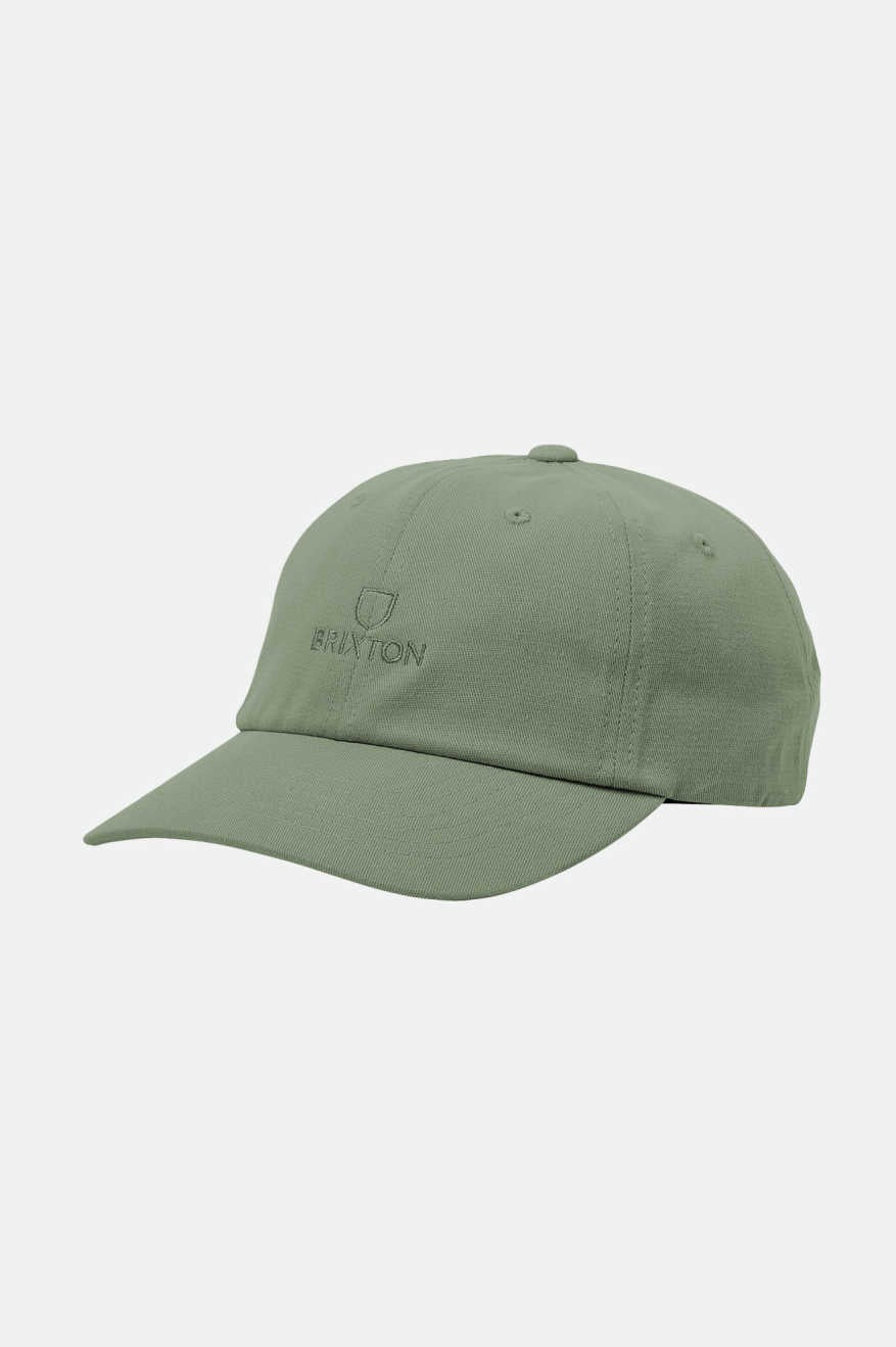 Casquette classique vert délavé. Brixton est brodé dans un fil de la même couleur à l'avant. L'arrière-plan est un fond blanc. 