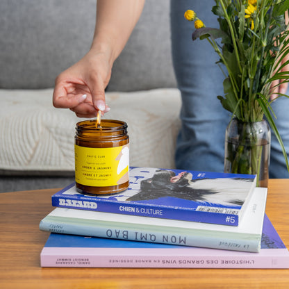 Vue d’ambiance avec la chandelle Ambre & Jasmin – déco cocooning et fleurs fraîches