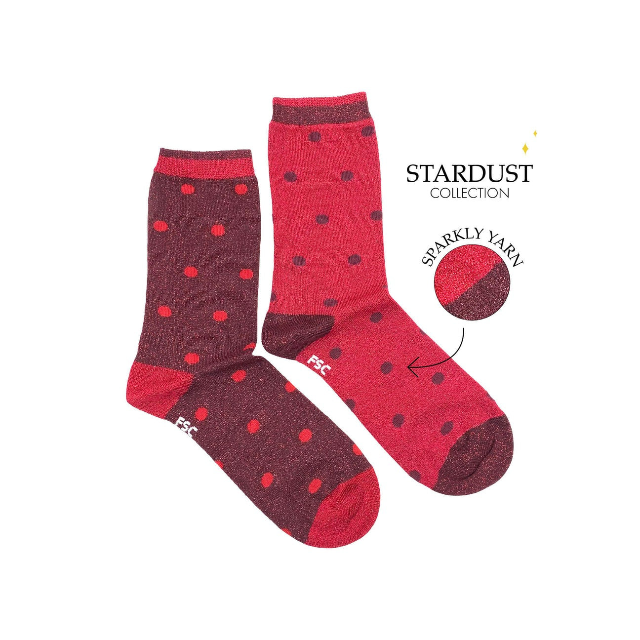 Paire de chaussettes dépareillées sur fond blanc. Une chaussette a des pois rouge sur un fond bordeaux et l’autre des pois bordeaux sur un fond rouge. Ce sont des chaussettes à paillettes.  