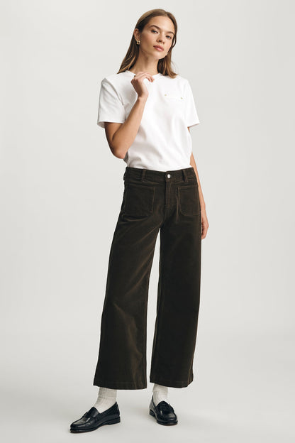 Coupe droite large avec poches plaquées