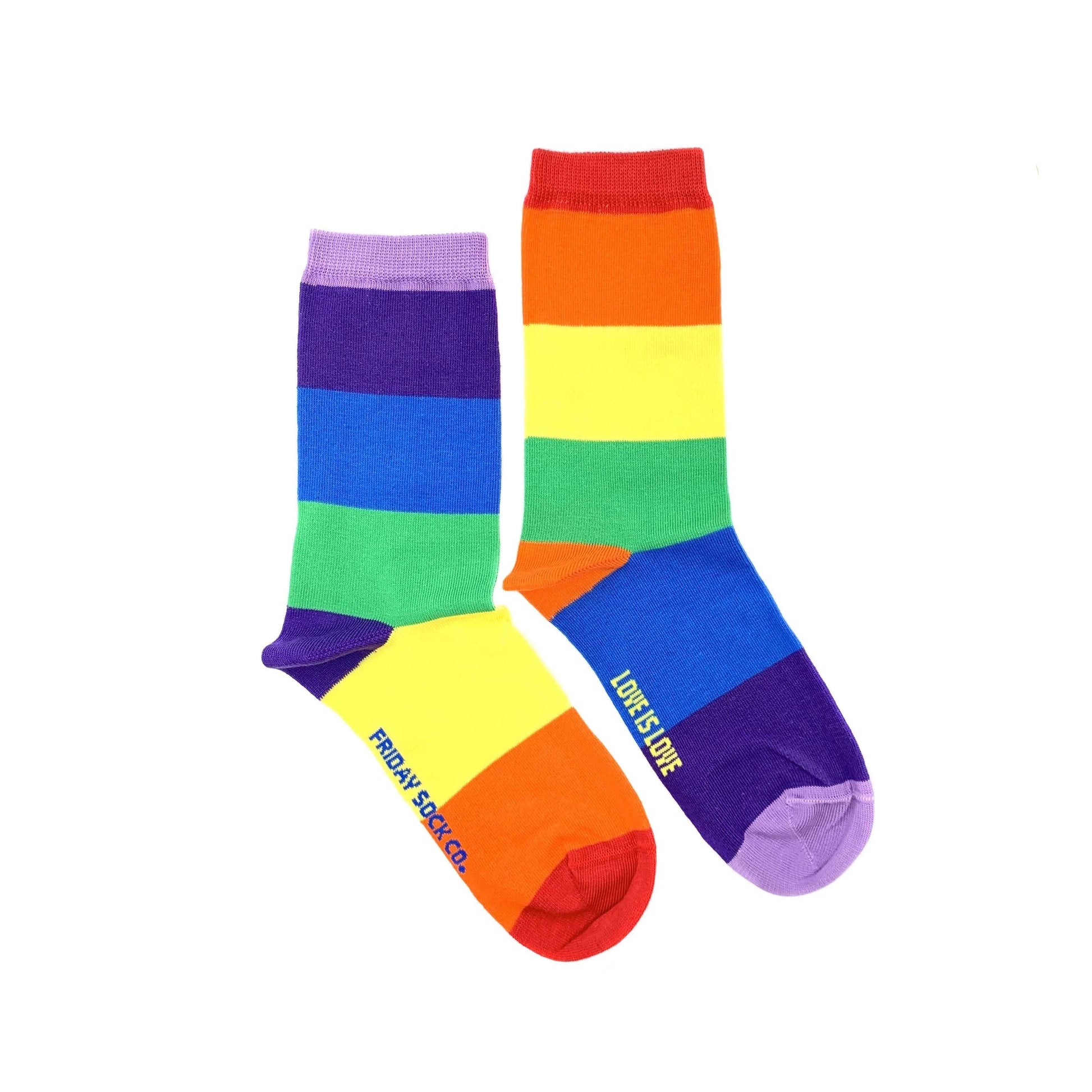 Paire de chaussettes dépareillées sur fond blanc. Les deux chaussettes arborent les couleurs de l’arc-en-ciel par des bandes larges. Une chaussette commence le lilas et se termine par du rouge, l’autre chaussette commence par le rouge et se termine par la couleur lilas.  Sous une chaussette, on peut lire Love is love, en français l'amour est l'amour.