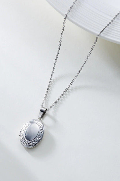 Detail du pendentif medaillon grave style retro en acier inoxydable