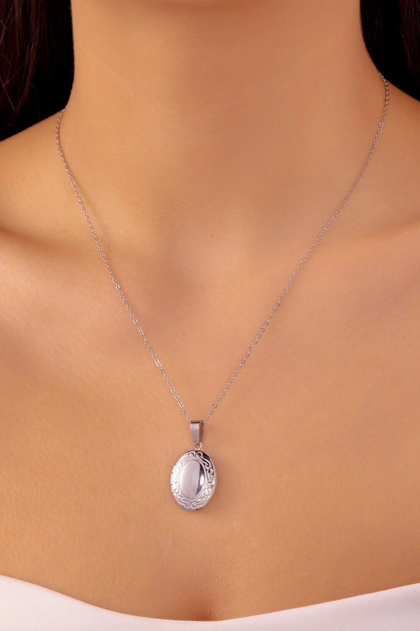 Collier medaillon ovale argent porte style vintage elegant
