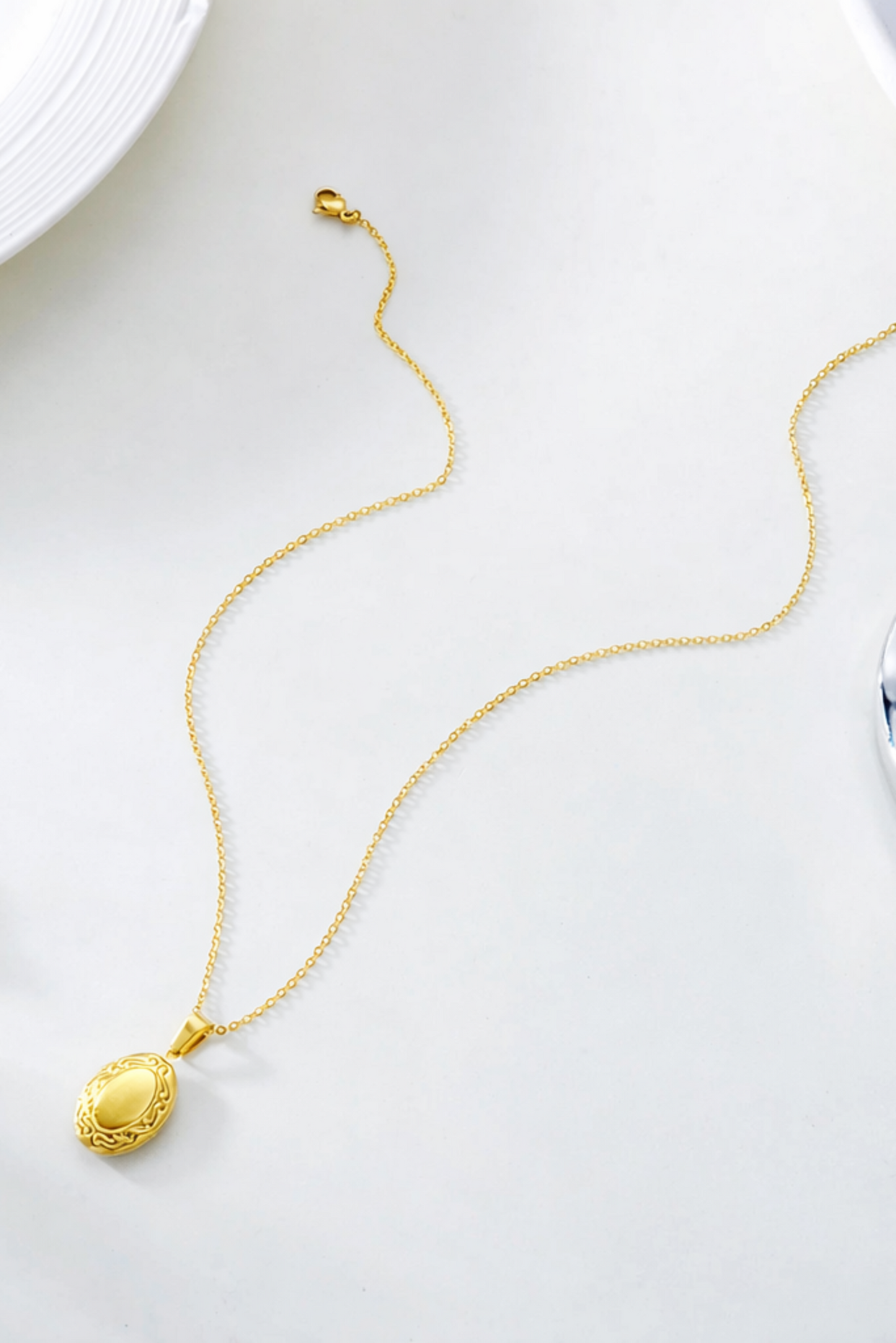 Collier medaillon ovale ouvrant en acier inoxydable plaque or finition doree vue a plat