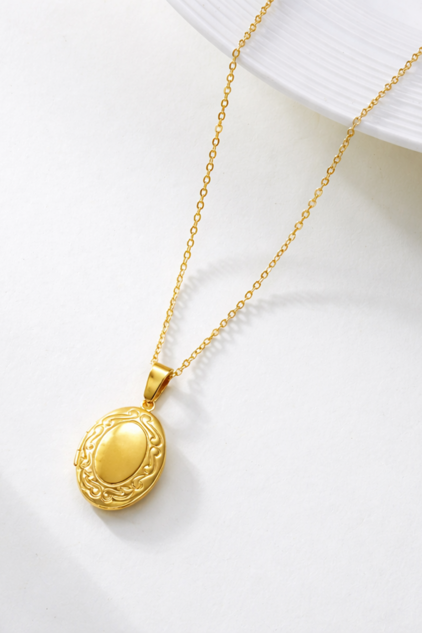 Detail du pendentif medaillon grave style vintage en acier inoxydable plaque or