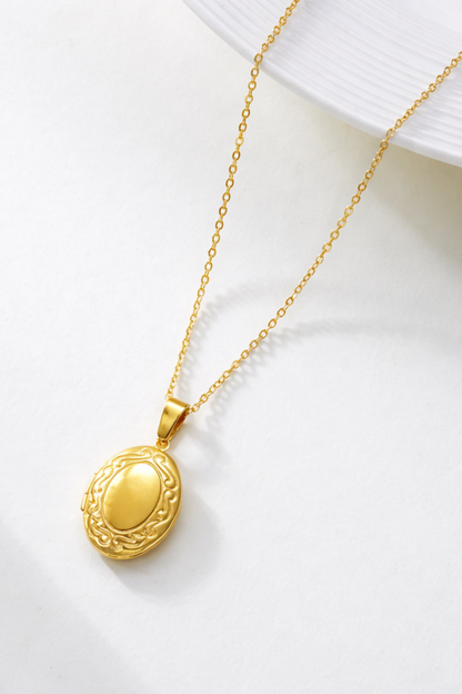 Detail du pendentif medaillon grave style vintage en acier inoxydable plaque or