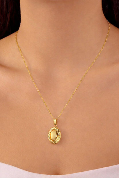 Collier medaillon ovale dore porte style elegant et intemporel