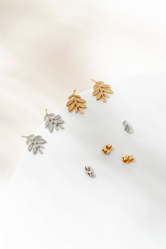 Clous d’oreilles en forme de feuillage disponibles en acier inoxydable et plaqué or