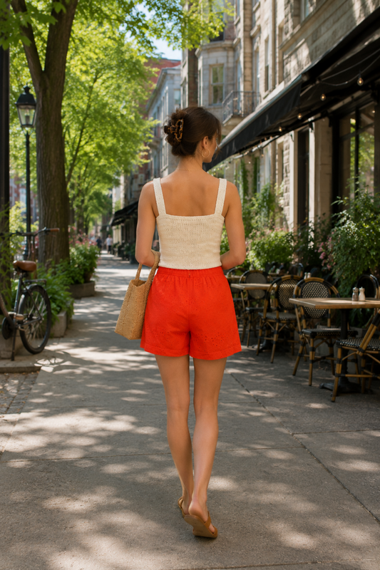 Vue de dos du short Asha orange en coton, avec broderie anglaise, taille élastique et coupe courte estivale.