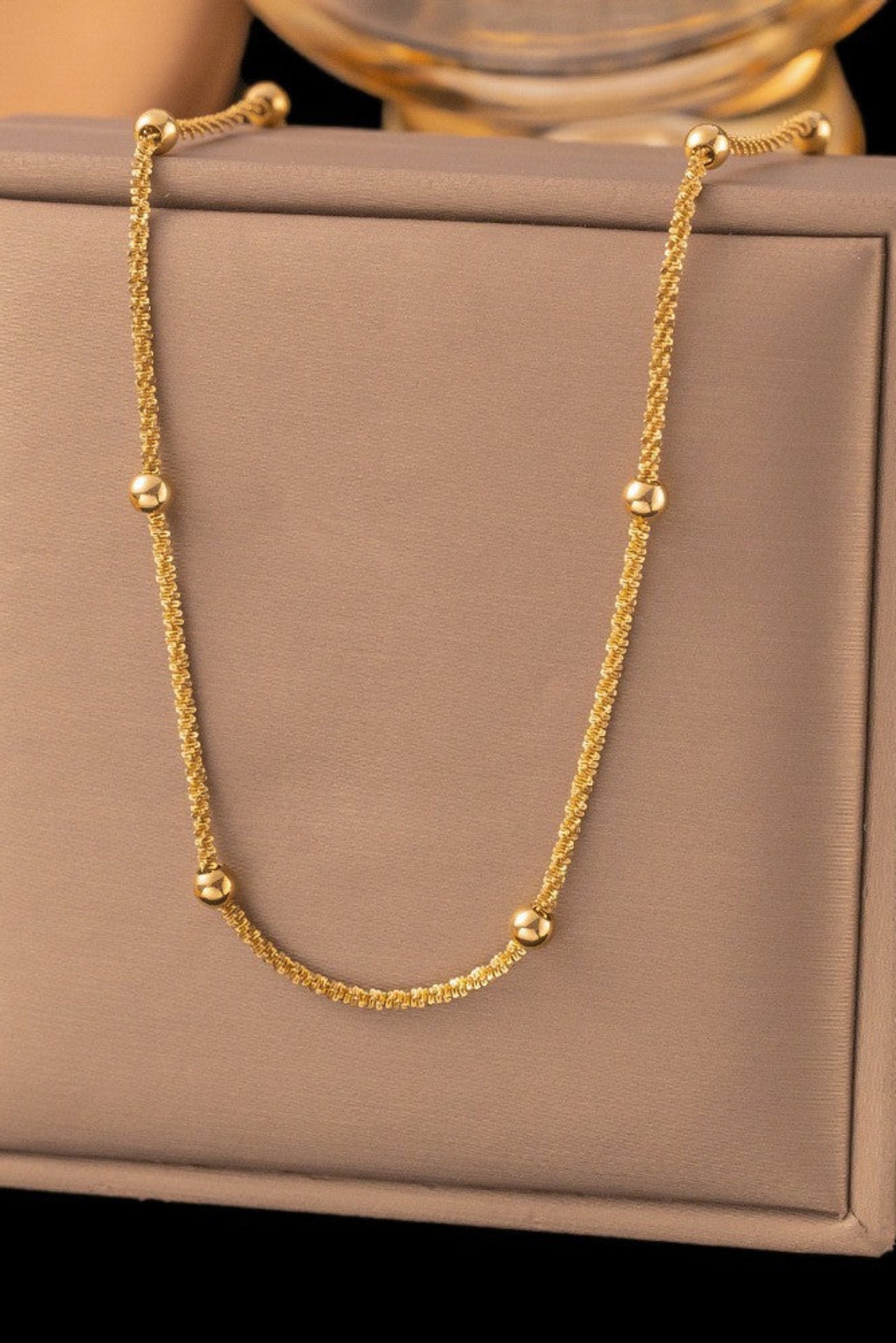 Collier chaîne boule doré présenté sur support – acier inoxydable plaqué or 18K