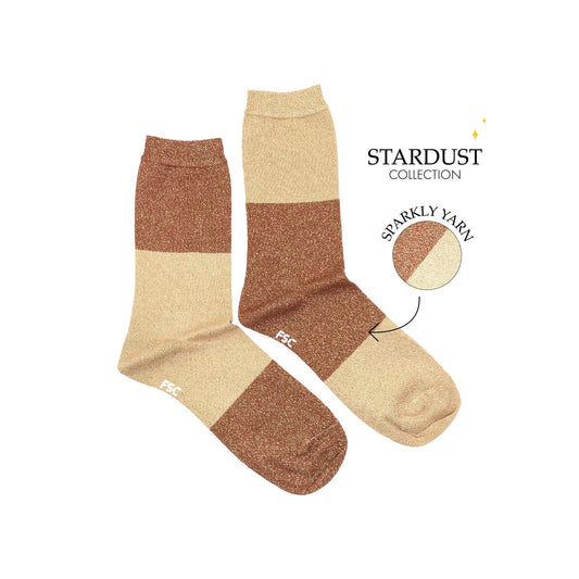 Paire de chaussettes dépareillées sur fond blanc. Les chaussettes sont découpées en trois grosses bandes passant du marron à la couleur or pour une chaussette et du or au marron pour l’autre. Ce sont des chaussettes à paillettes.  