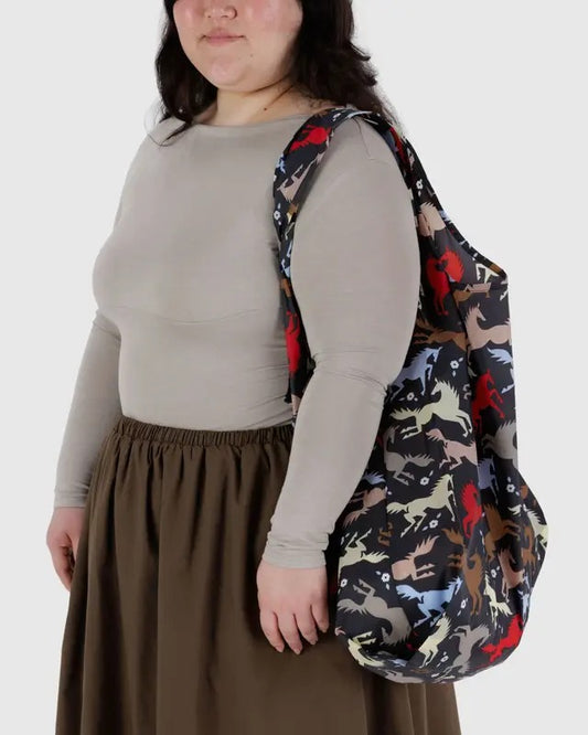 Sac Baggu motif chevaux western porté à l’épaule par une personne – grand format spacieux