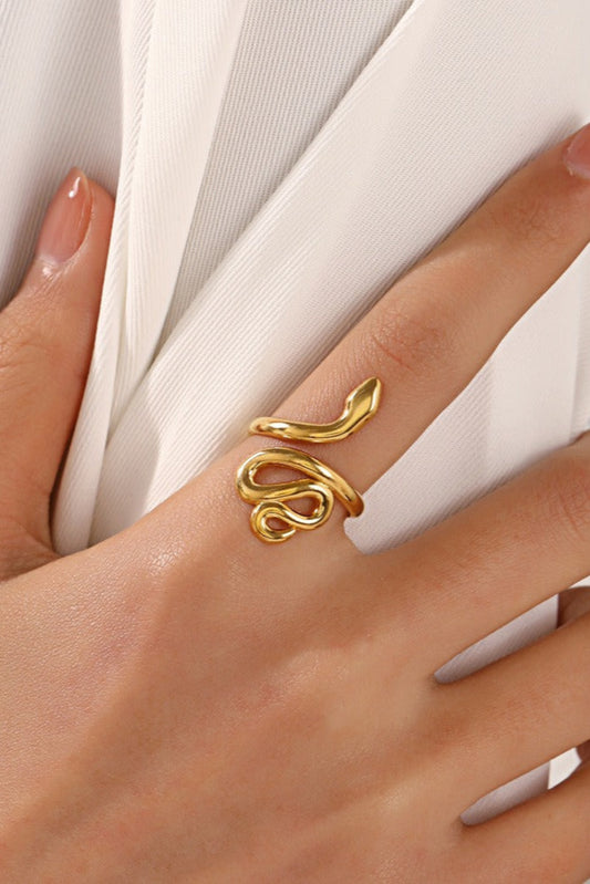 Bague Serpentine dorée portée sur la main – bijou moderne au design serpent stylisé.