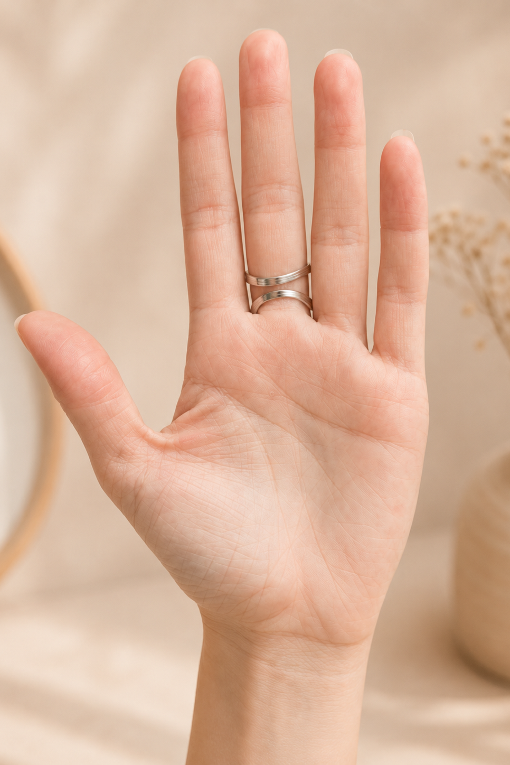 Vue intérieure de la bague Anna argent ajustable, en acier inoxydable avec fini brillant.