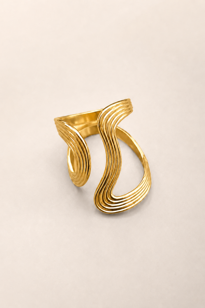 Bague Anna or présentée seule, mettant en valeur sa forme ajustable et son design sculptural.