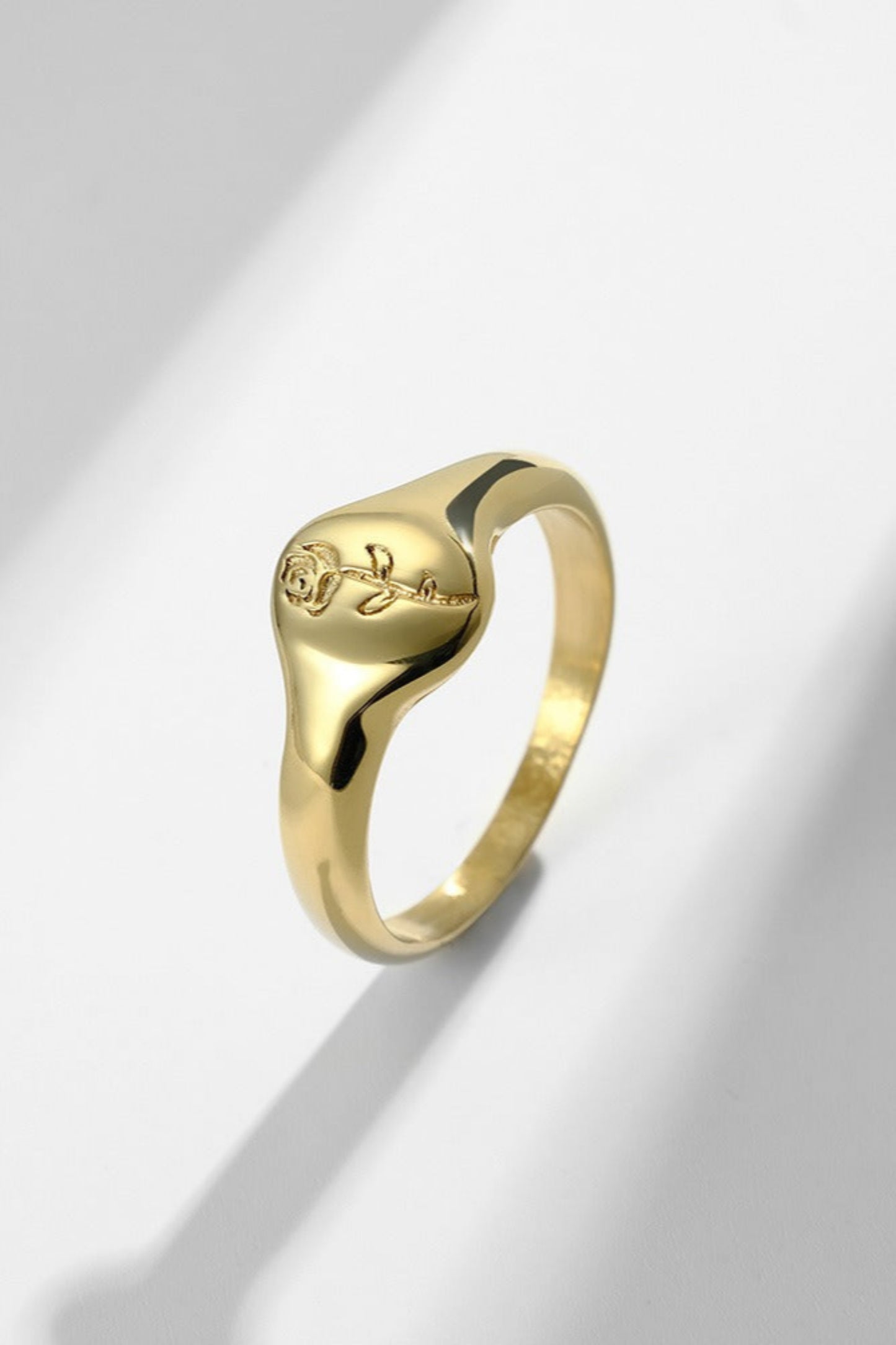Bague chevalière dorée en acier inoxydable avec petite fleur gravée sur le dessus – finition polie miroir