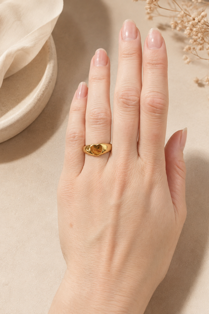 Bague cœur dorée portée sur la main, bijou féminin au style rétro chic.