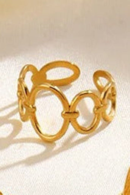  Bague ajourée dorée avec maillons ronds – look chic et moderne.