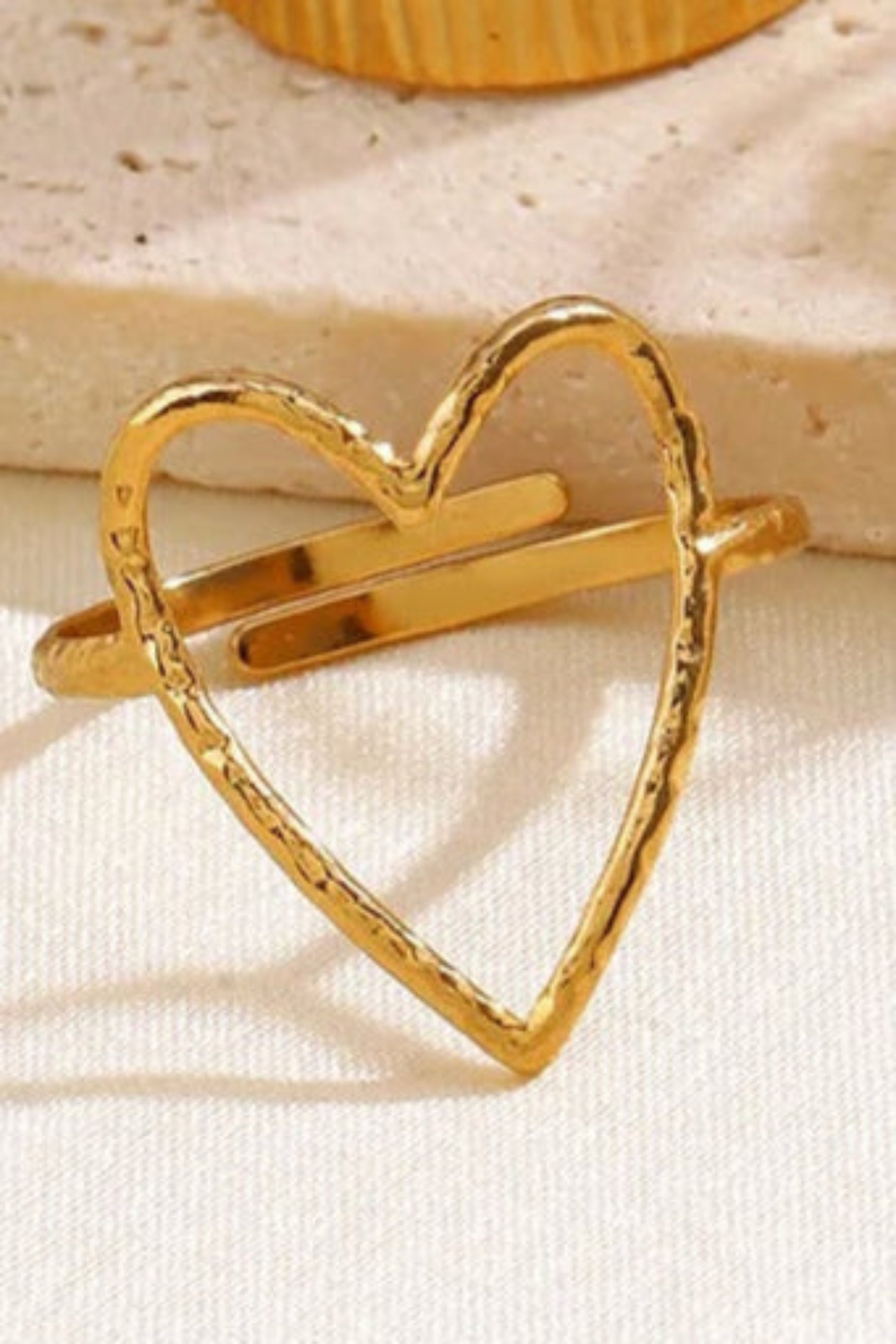 Bague dorée en forme de cœurs – bijou romantique et tendance.