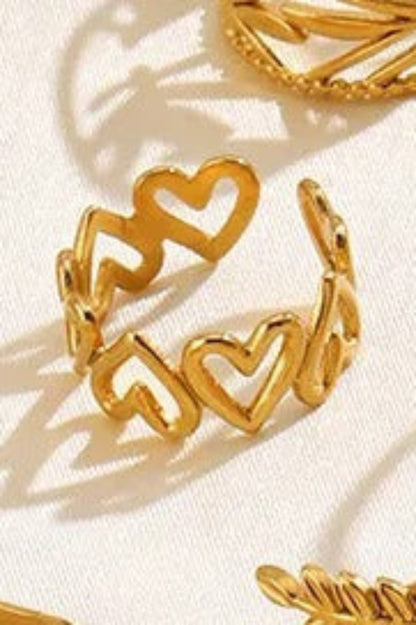 Bague dorée à motifs de cœurs ajourés – bijou romantique et tendance.