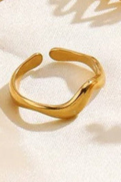 Bague ondulée dorée en acier inoxydable – forme fluide ajustable.