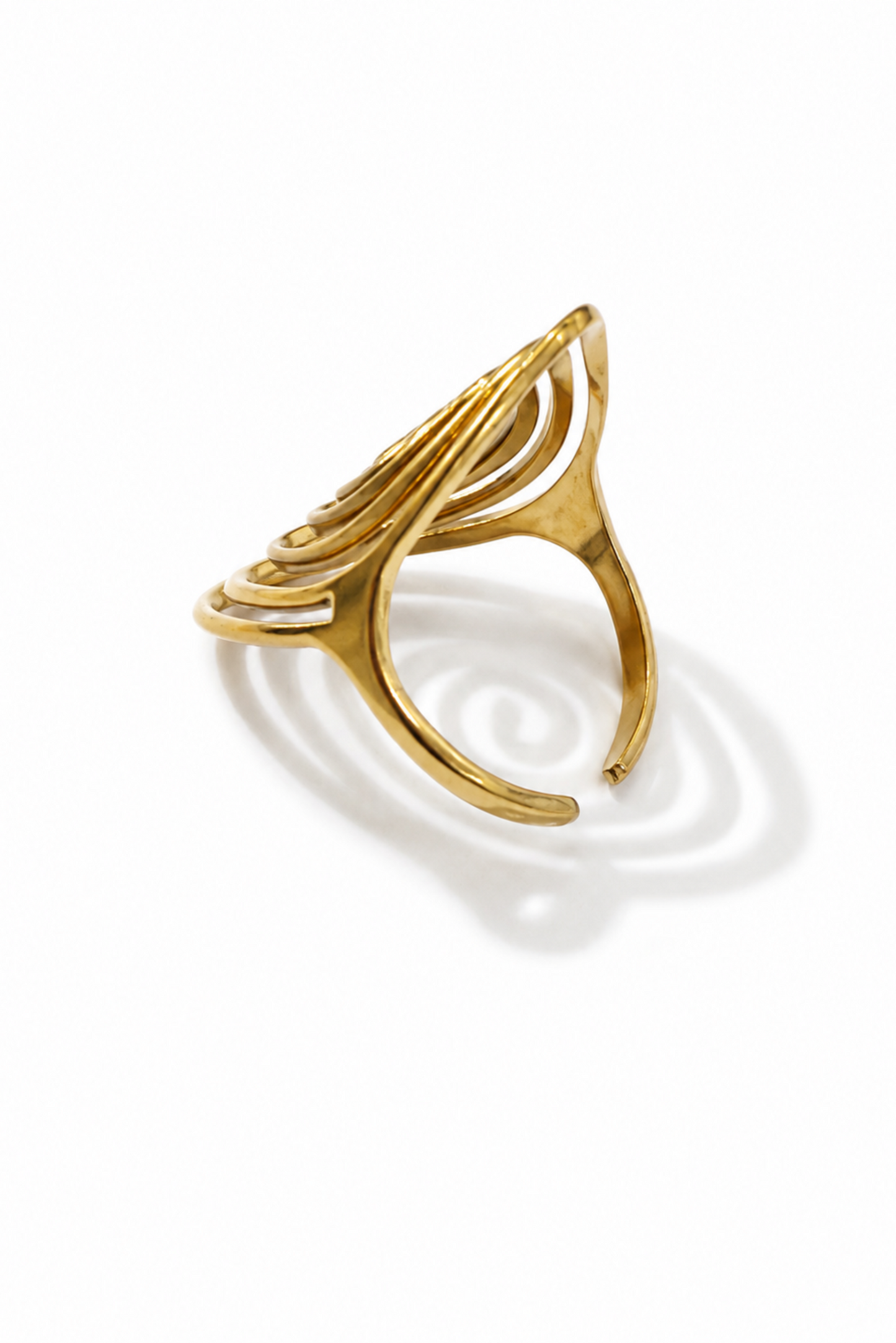 Vue de côté de la bague spirale dorée ajustable au style bohème chic