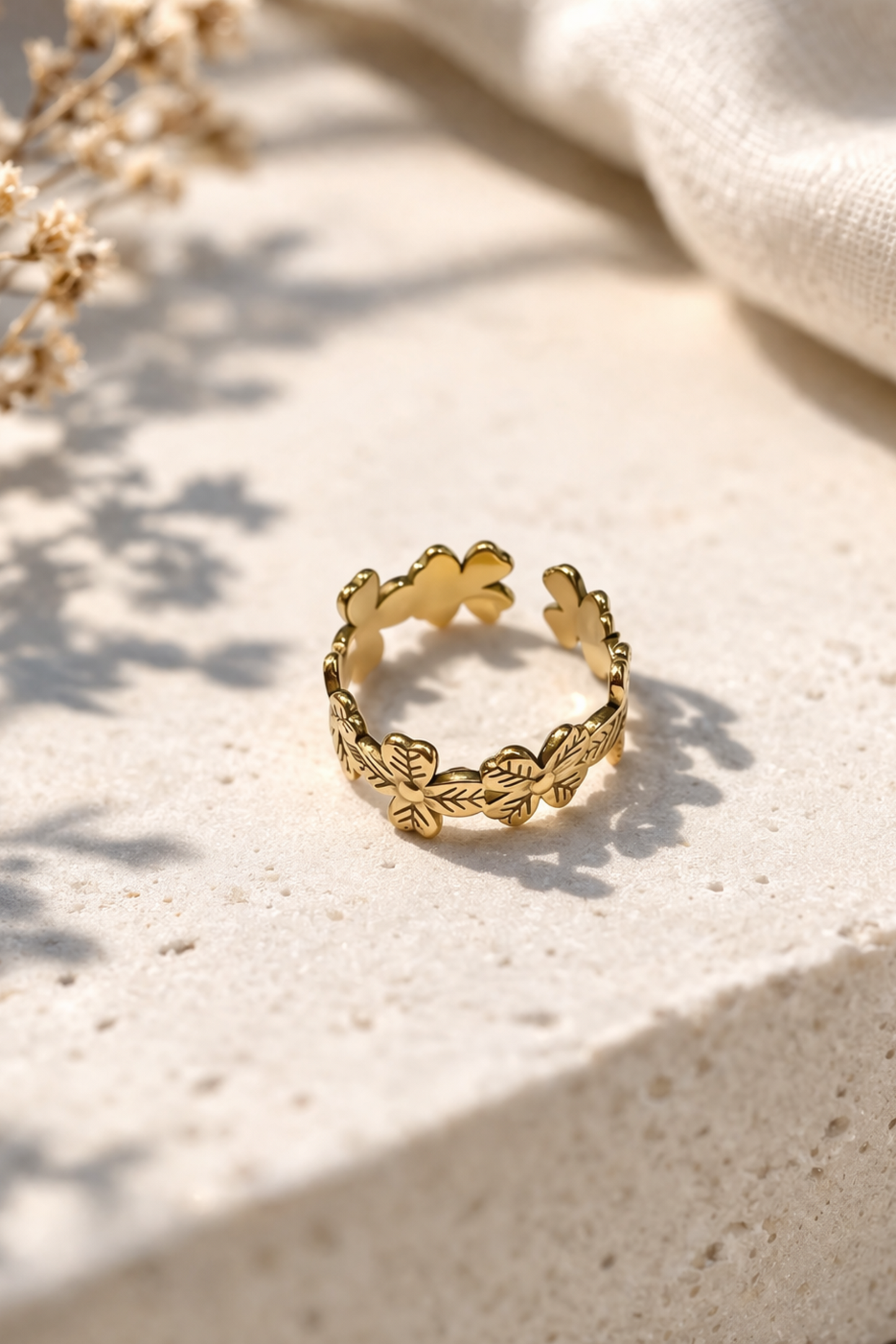 Bague doree motif fleurs en gros plan avec finition brillante et delicate
