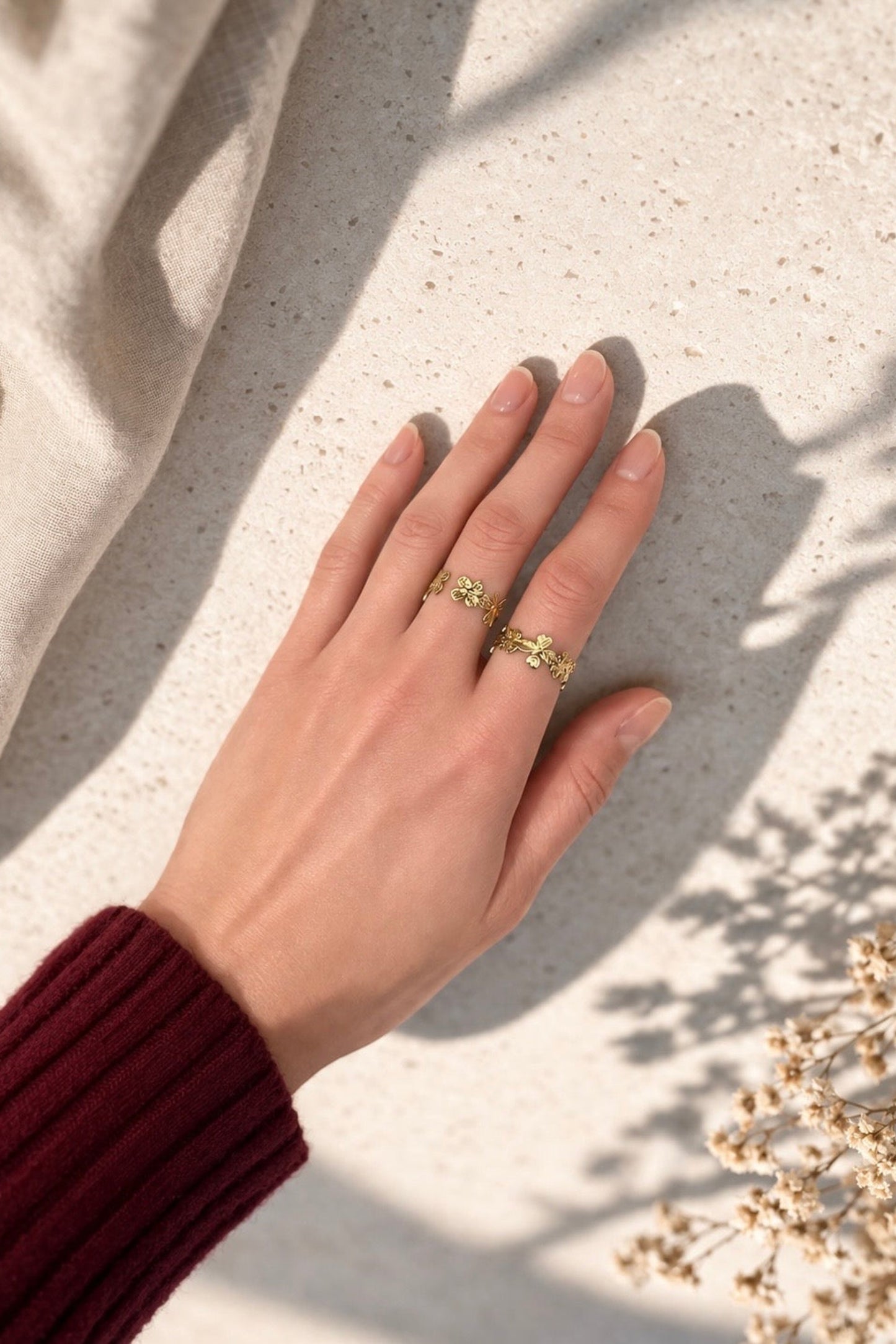 Bague fleur doree portee sur la main avec style feminin et minimaliste