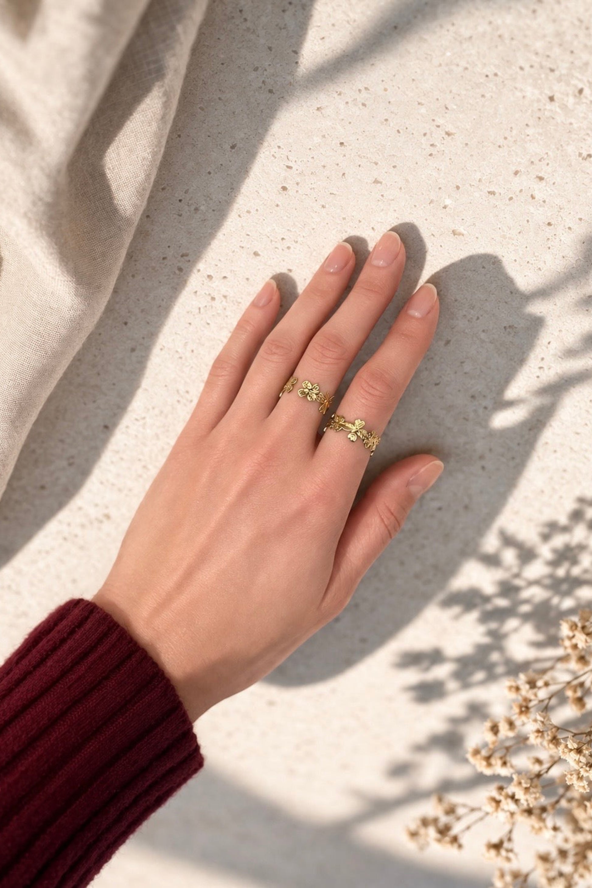 Bague fleur doree portee sur la main avec style feminin et minimaliste