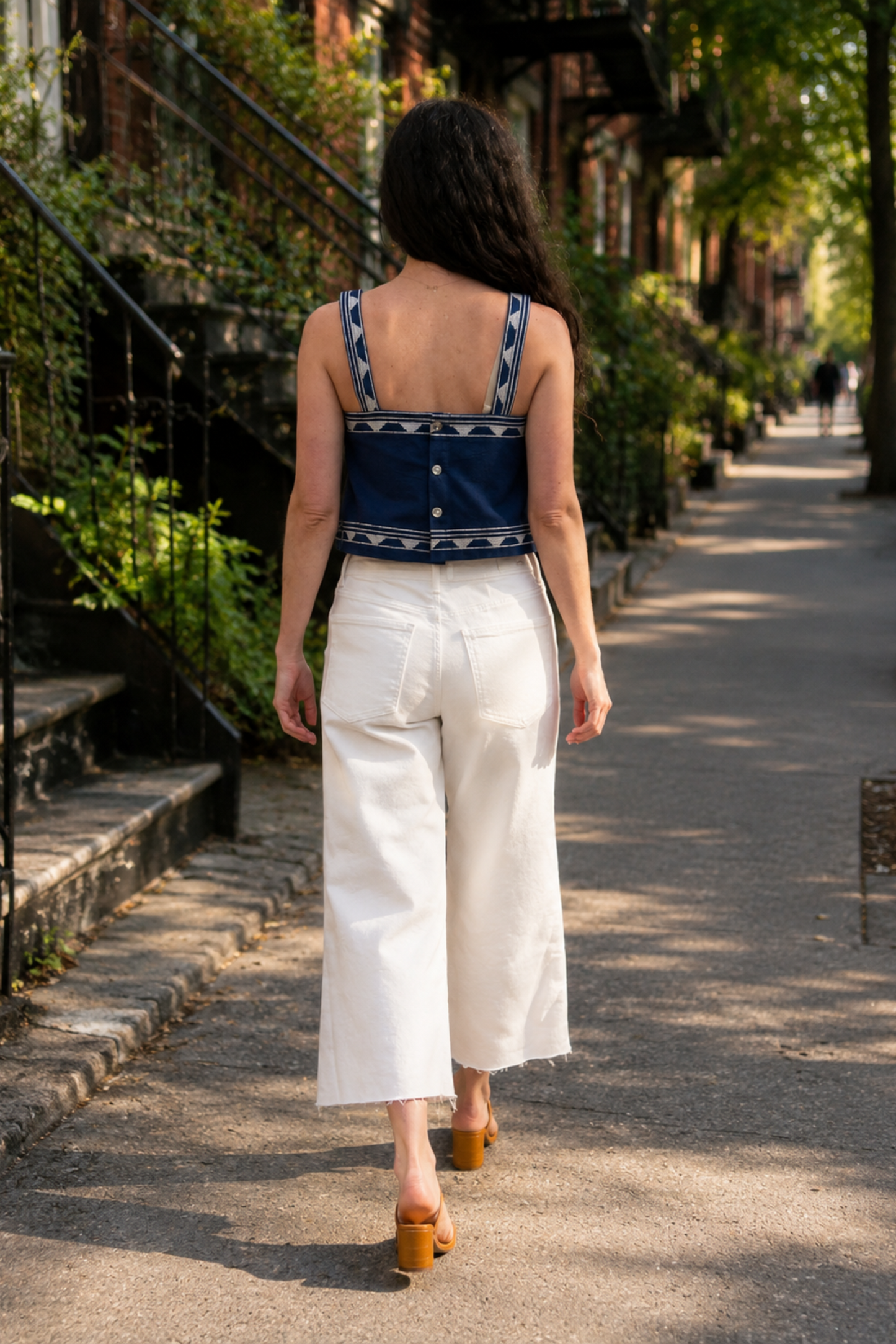Vue de dos du débardeur bustier Bali bleu avec boutons au dos, larges bretelles et motifs ethniques contrastés.