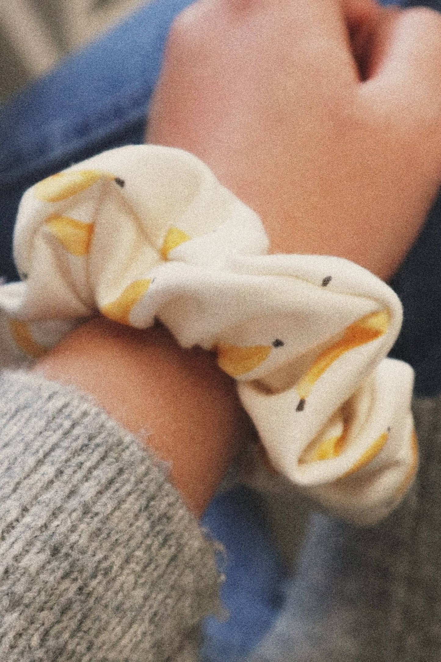 Chouchou motif bananes utilisé en situation quotidienne – accessoire cheveux naturel et écologique