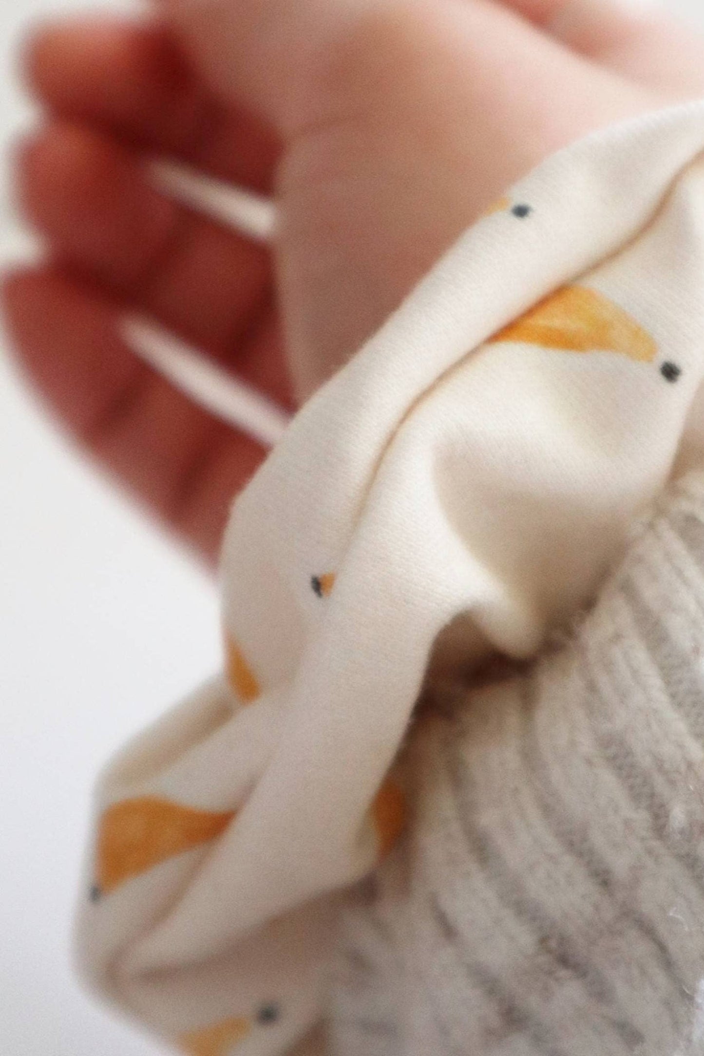 Chouchou motif bananes porté au poignet – détail texture coton bio