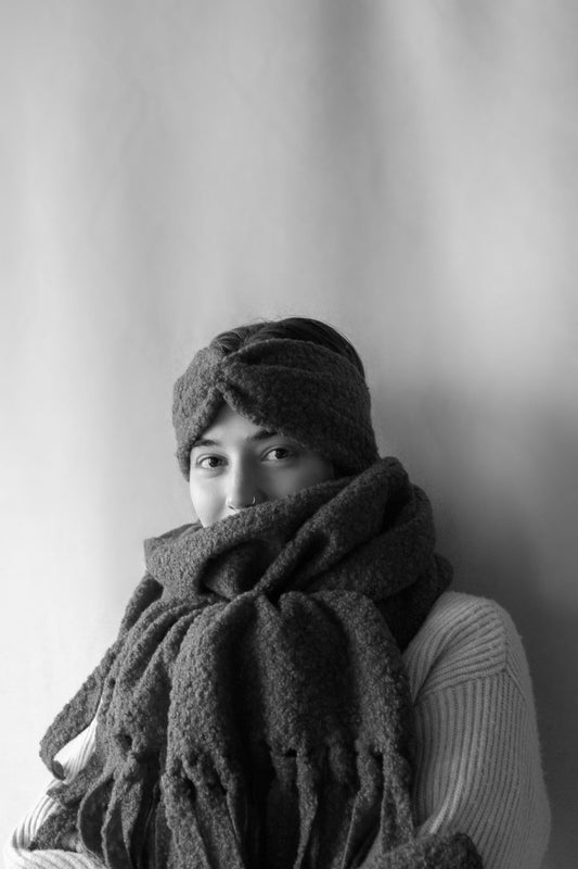 Bandeau camel porté, texture douce et moelleuse