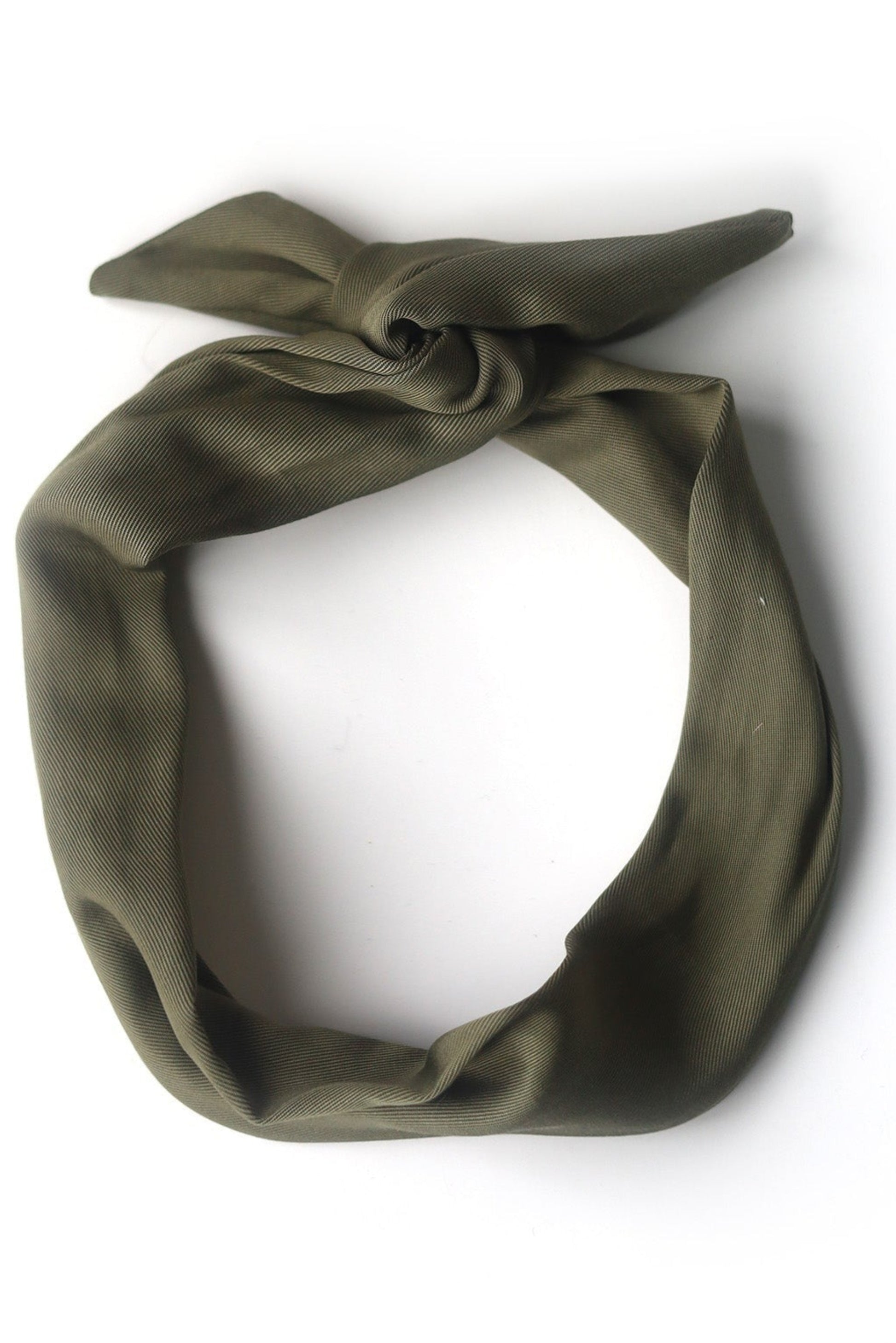 Bandeau torsadé kaki en tissu Oeko-Tex sur fond blanc