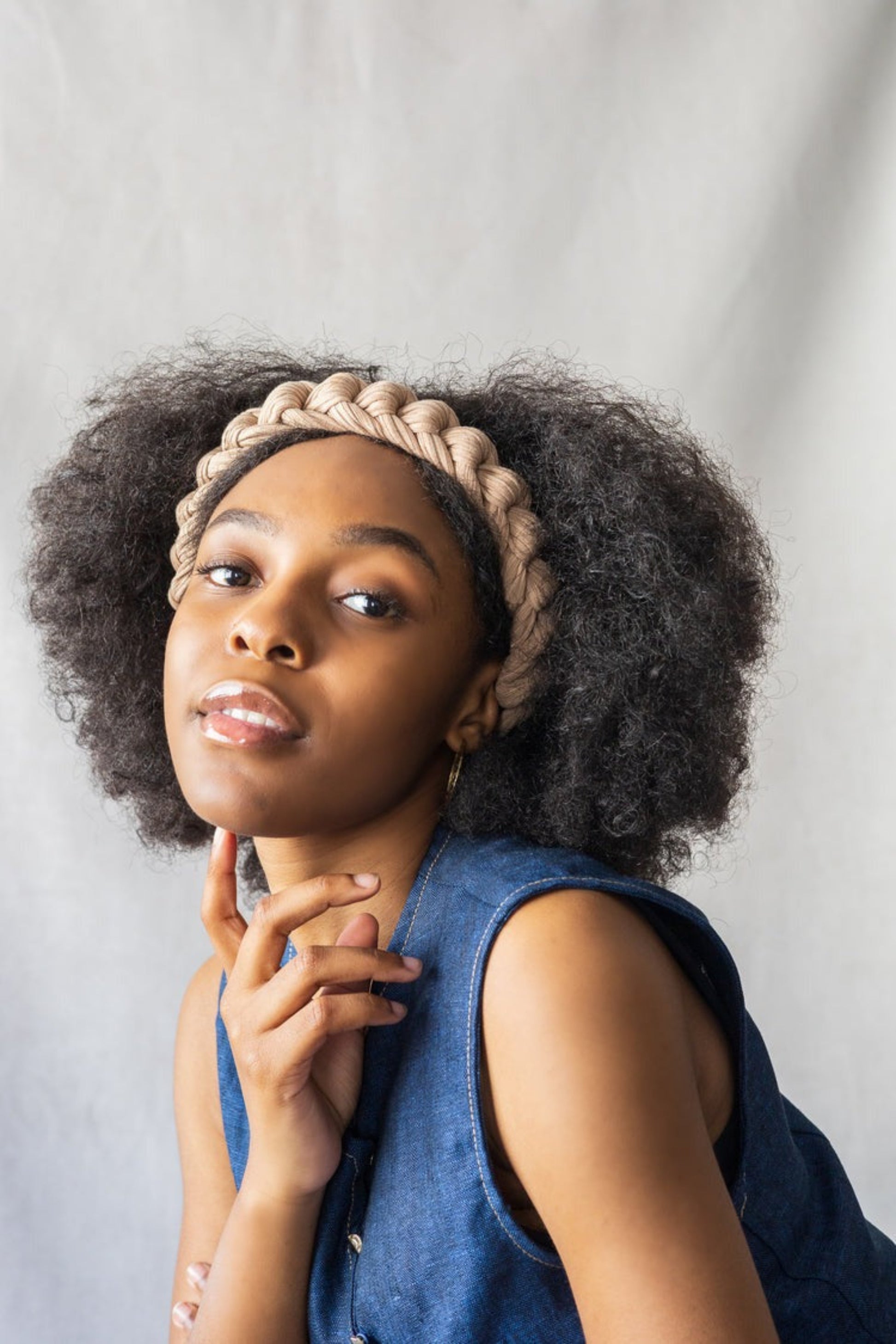Bandeau tressé beige porté, texture douce en bambou