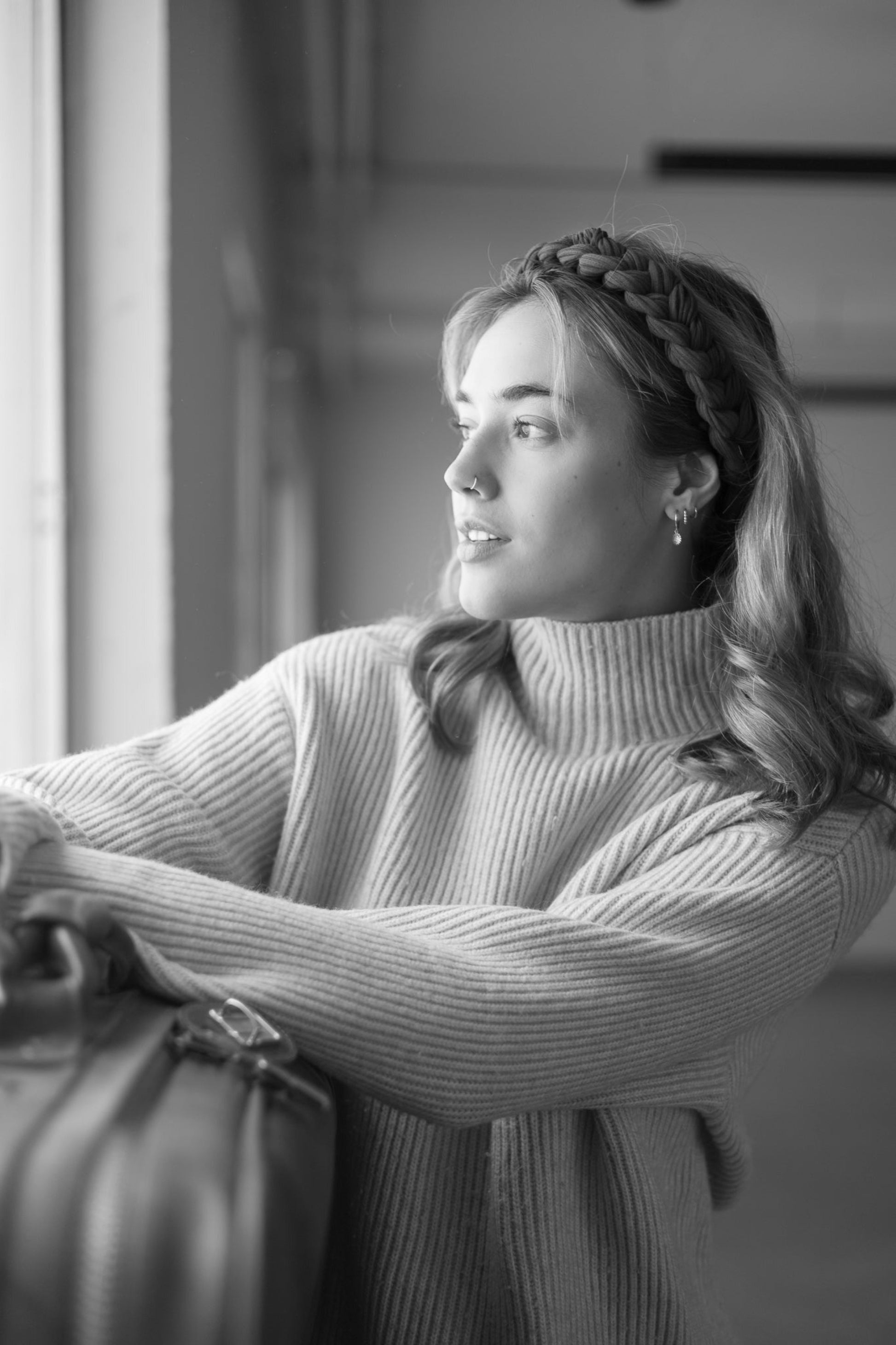 Bandeau tressé en bambou porté avec pull à col roulé