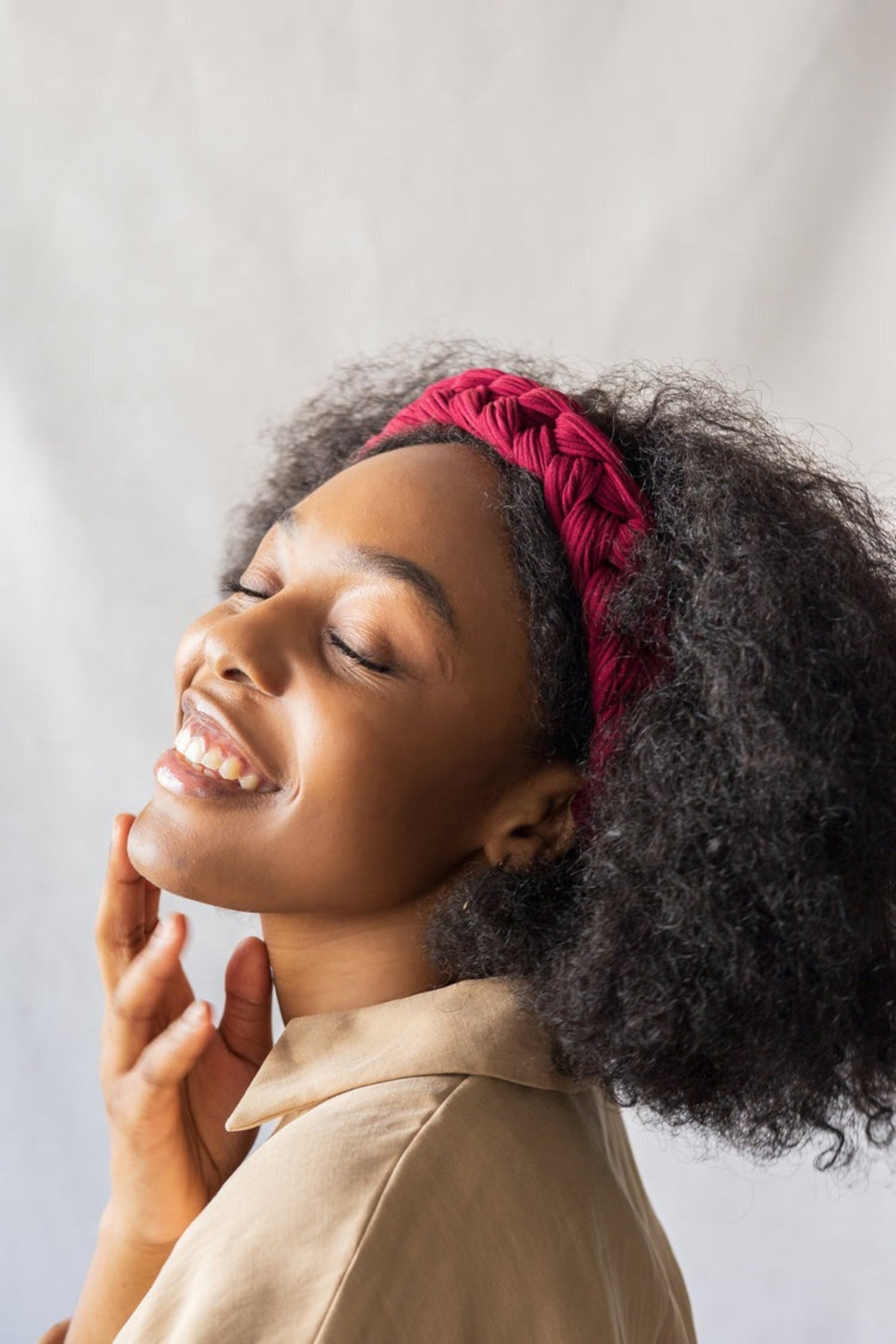 bandeau-tresse-modele-profil – Bandeau tressé porté sur cheveux bouclés avec chemise beige