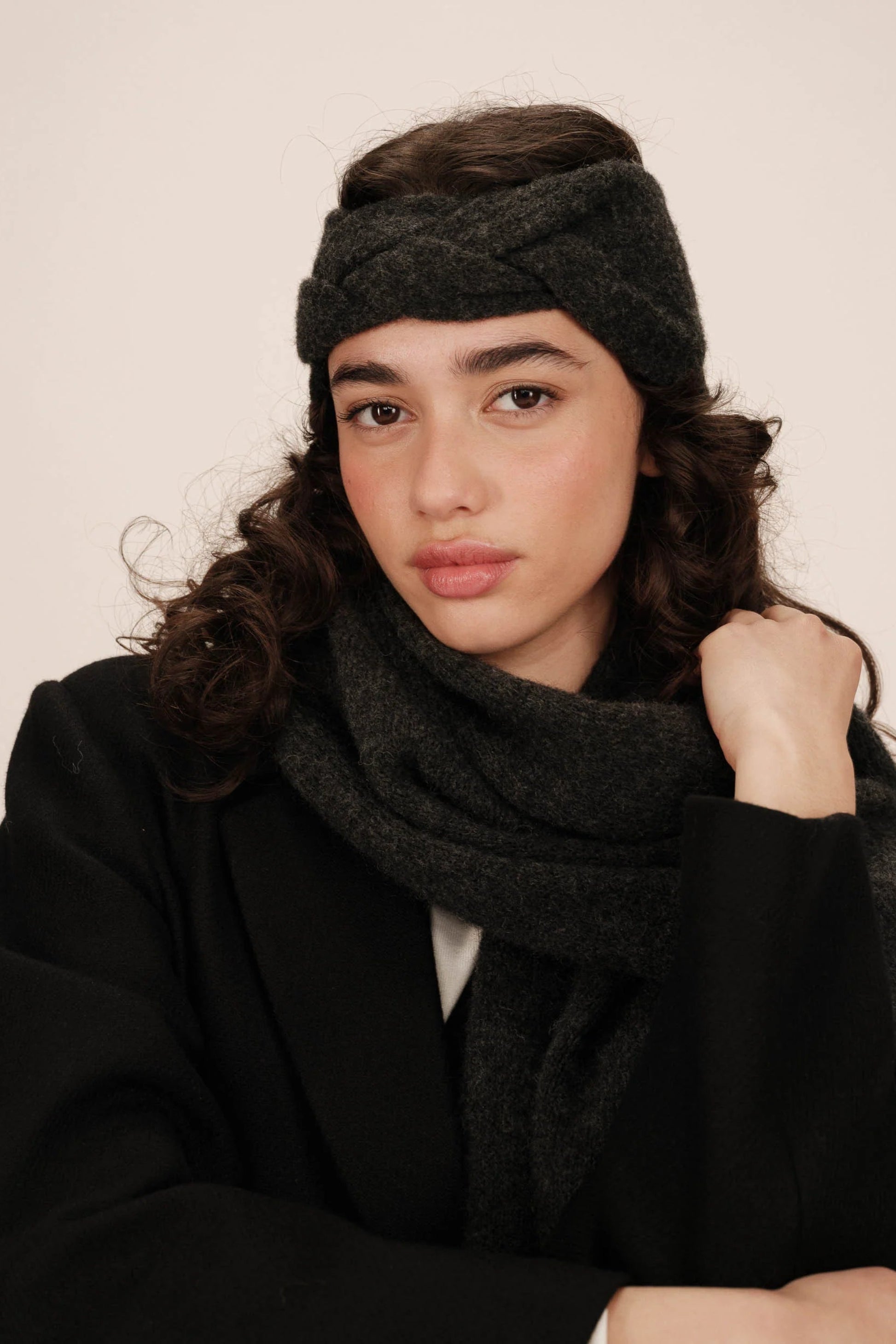 Bandeau en maille anthracite porté de face • Accessoire tricot tressé pour l’hiver