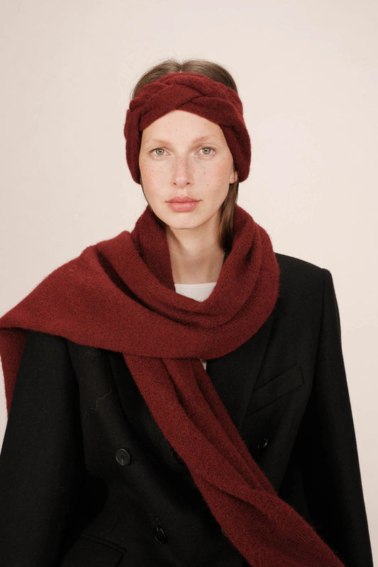 Modèle portant le bandeau en maille bordeaux vu de face • Style chaud et élégant