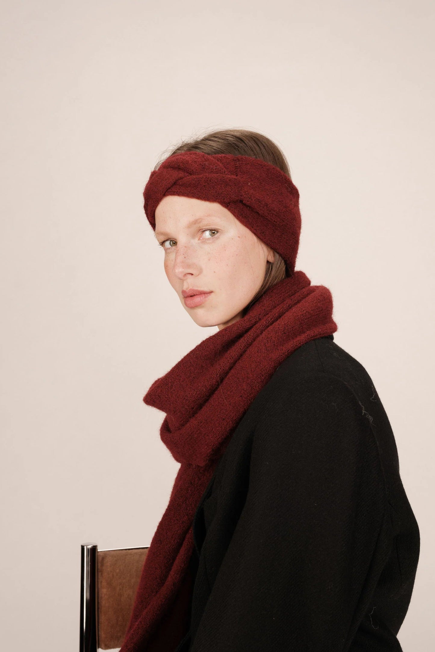 Modèle portant le bandeau bordeaux en maille de profil • Look chic et hivernal