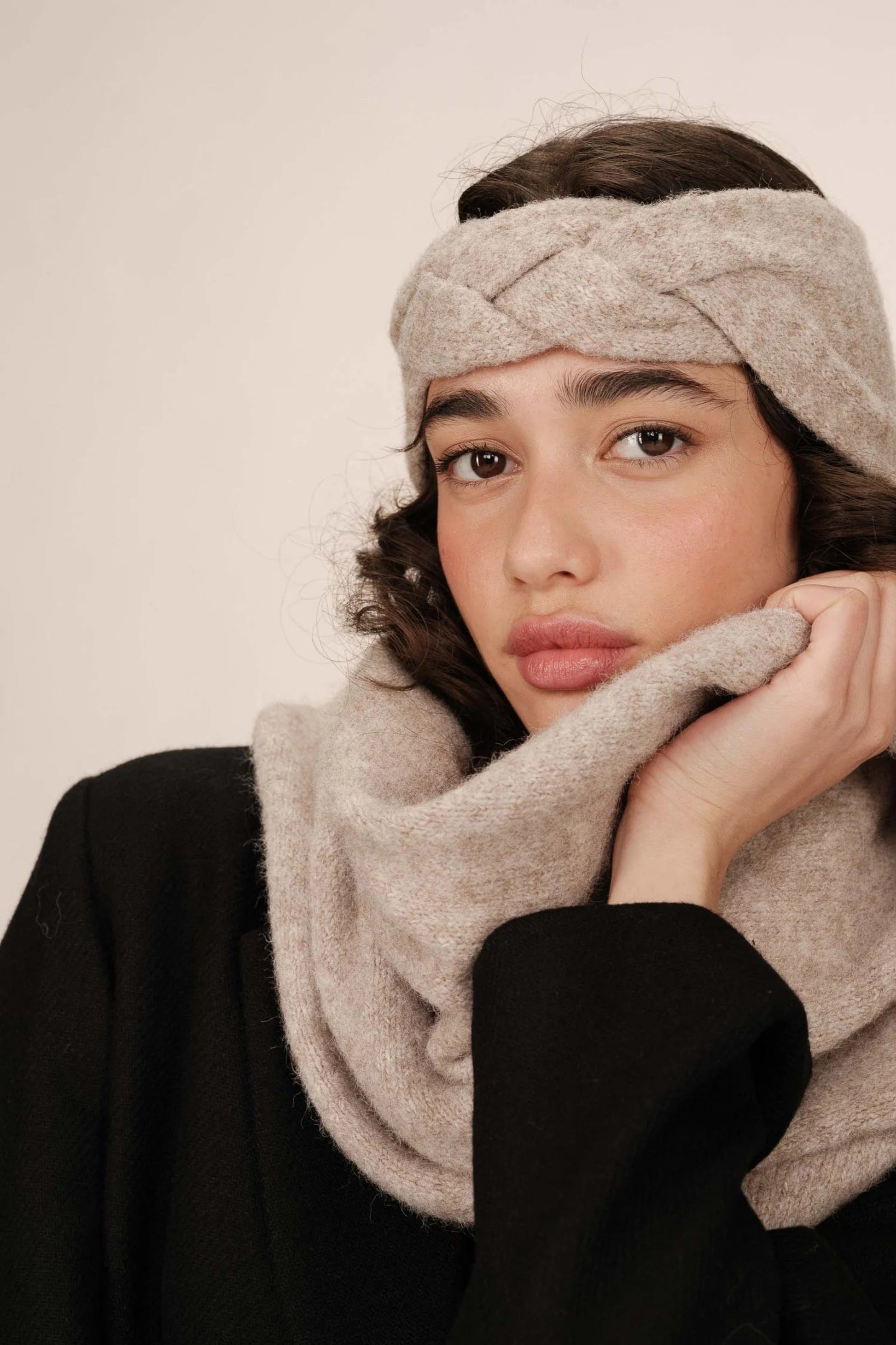 Bandeau en maille taupe porté de face • Accessoire tricot tressé pour l’hiver