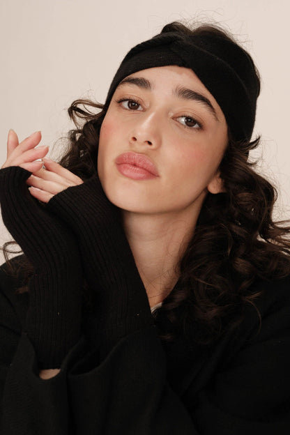 Modèle portant le bandeau Rona noir en maille douce et look chic