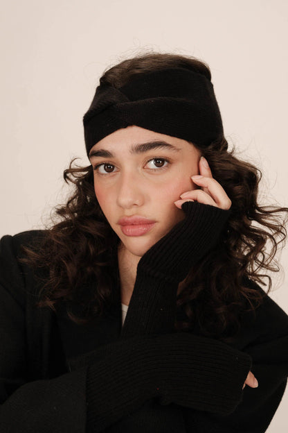 Bandeau Rona noir porté, noeud croisé, style hiver élégant