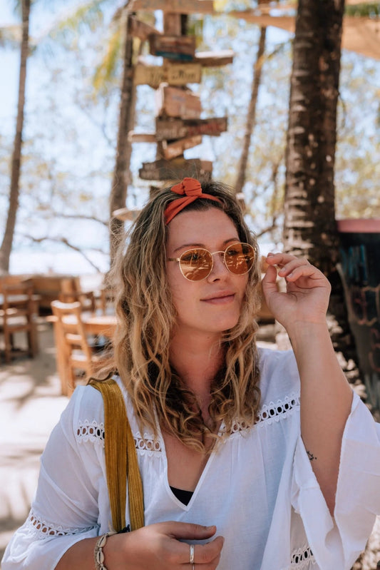 bandeau torsadé orange porté avec sourire

