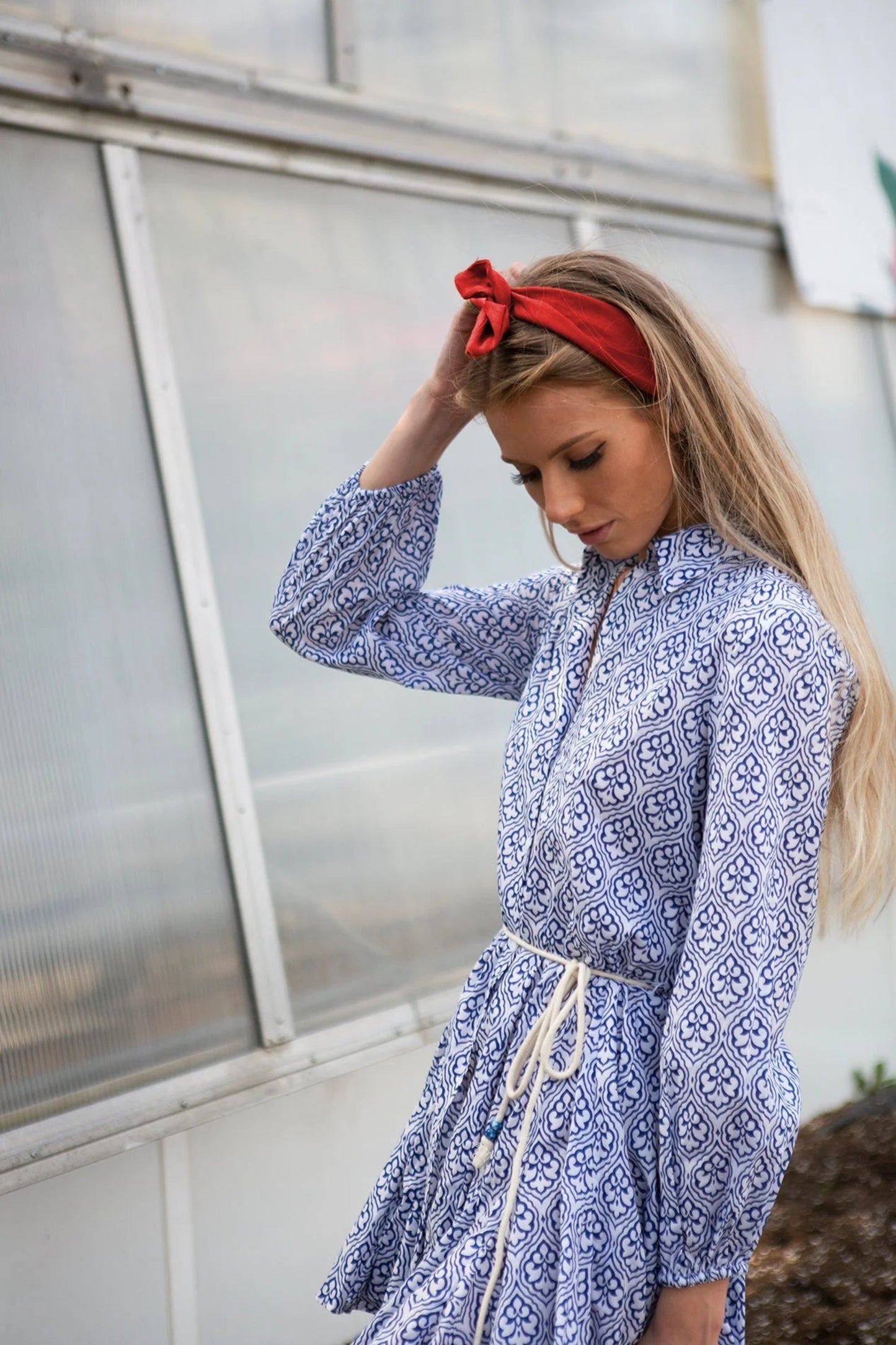 Bandeau à torsader orange brûlé sur mannequin en extérieur