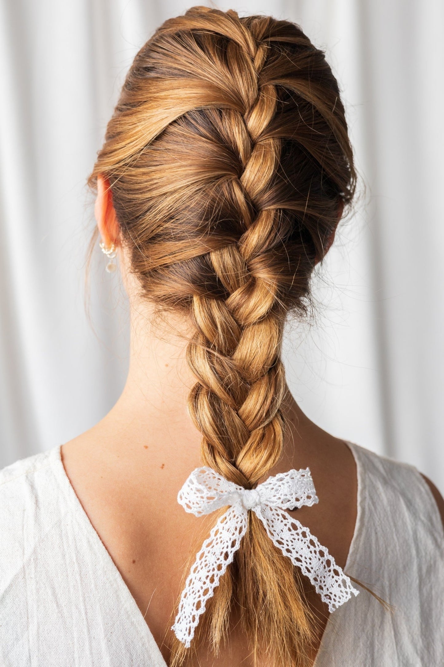 Nœud en dentelle crochet attaché à une tresse