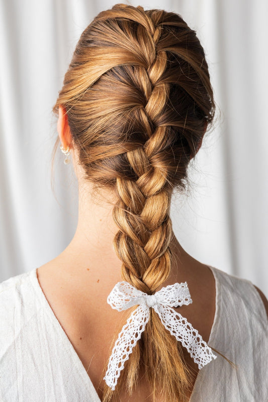 Nœud en dentelle crochet attaché à une tresse