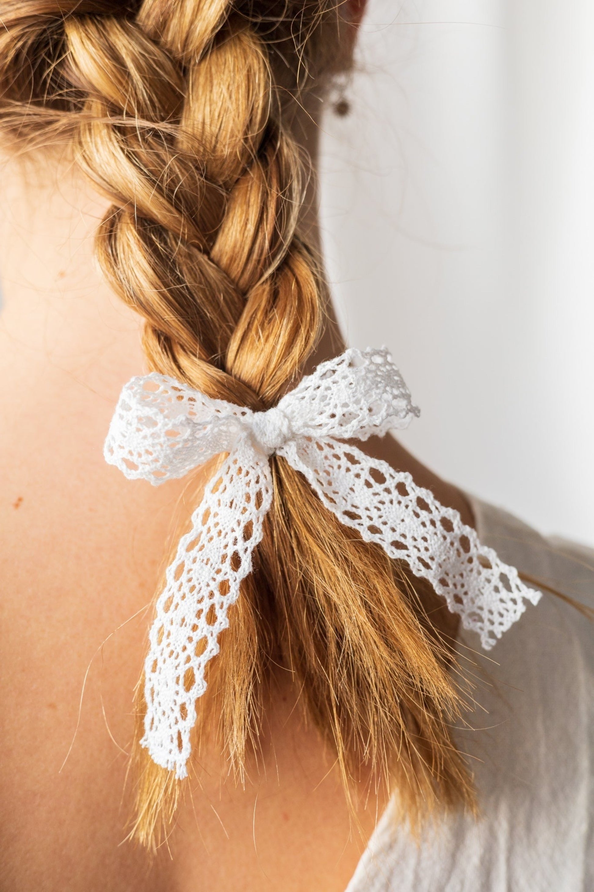 Détail du nœud en dentelle sur coiffure tressée