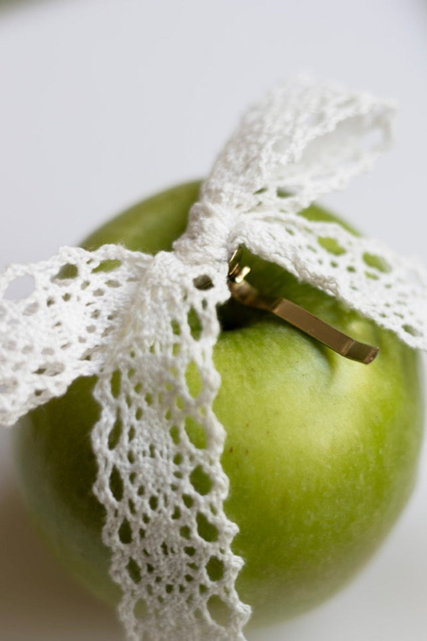 Barrette nœud en dentelle crochet blanche sur pomme verte