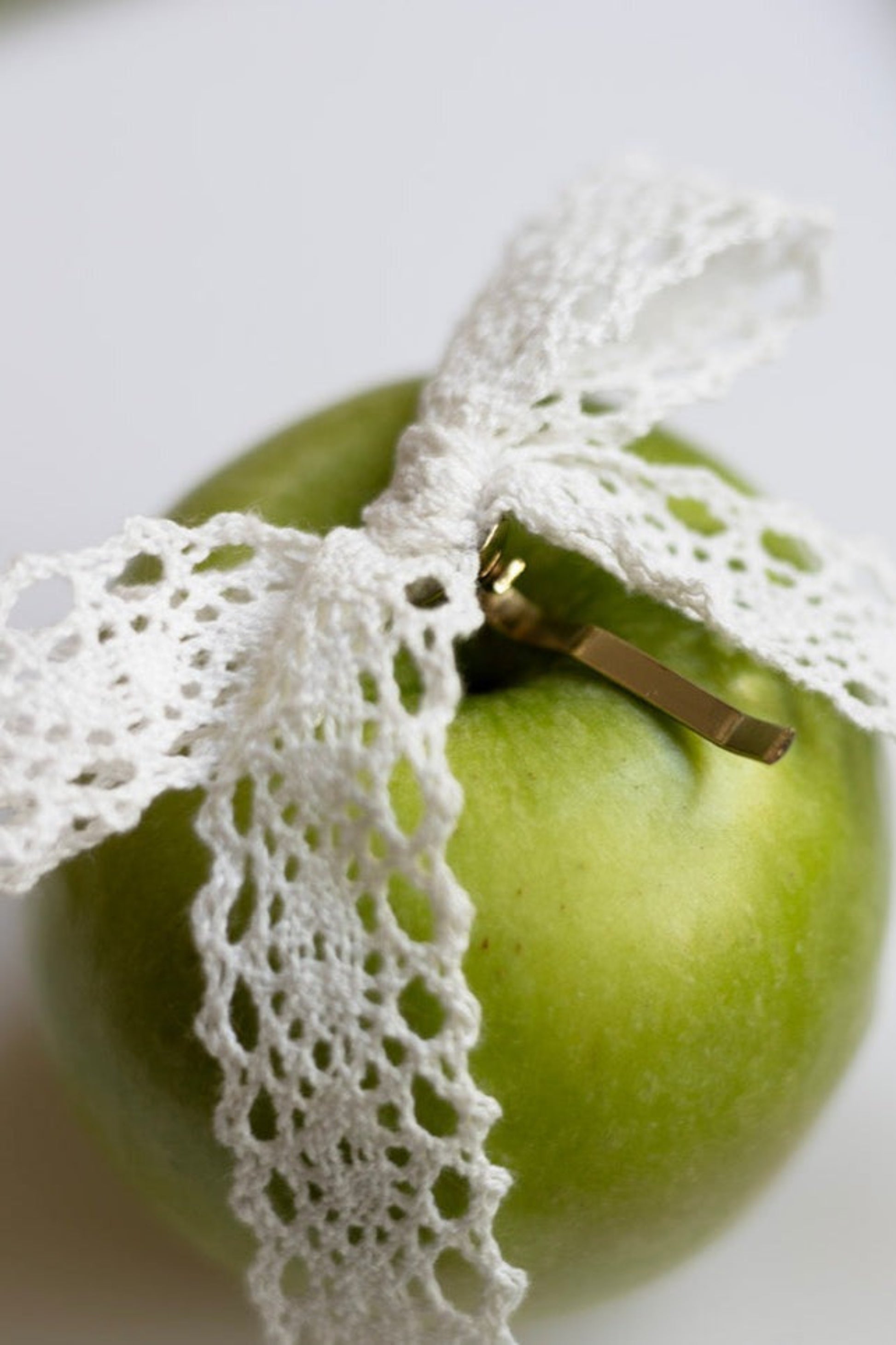 Barrette nœud en dentelle crochet blanche sur pomme verte